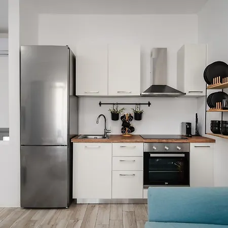 Karla, Beachside Bliss In Nyaraló *