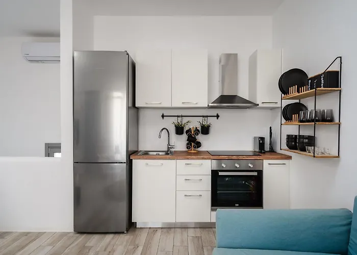 Karla, Beachside Bliss In Nyaraló *